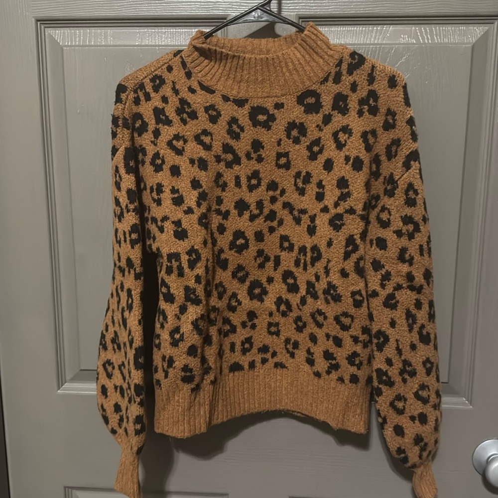 Women’s Old Navy. Cheetah Mock Neck Cropped Sweater. Size Small